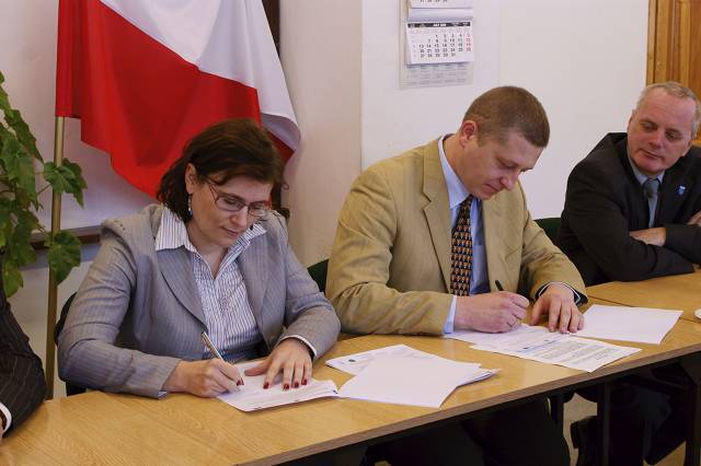 Podpisanie umowy...